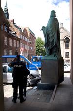 Det var den ublide kollision med en vildfaren bil, der i sommer påførte Davidstatuen skader. Foto: Søren Schnoor 