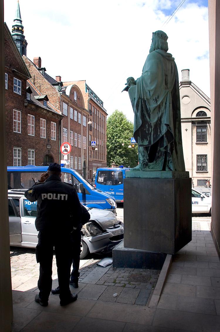 Det var den ublide kollision med en vildfaren bil, der i sommer påførte Davidstatuen skader. Foto: Søren Schnoor 