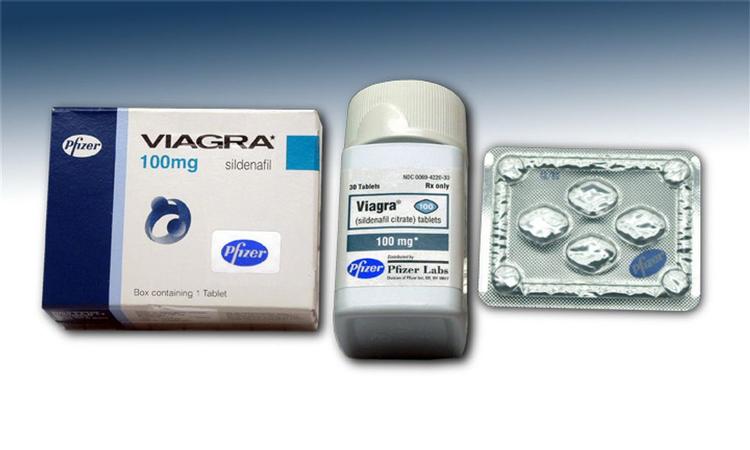 Der er masser af falsk Viagra i omløb. Den ægte vare på billedet er pakken til venstre - du kan kende originalen på 'Pfizer'-logoet som hologram. 