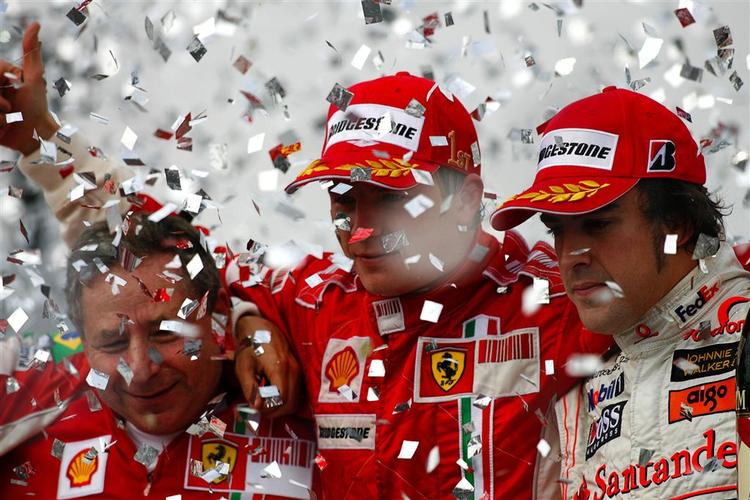 Finnen Kimi Räikkönen (i midten) sikrede sig på dramatisk vis VM-titlen på Interlagos i 2007. 