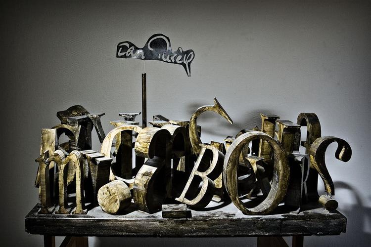 Kunstneren Kenn André Stilling har skabt denne skulptur - her i model - til minde om Dan Turell. Det færdige kunstværk er 3-4 meter højt. R'et nærmer sig tilsyneladende også her kanten. 