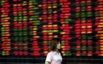 En thailandsk aktiehandler i Bangkok under dagens handel, der indledte med fald i Asien. 