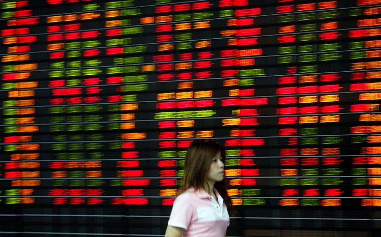 En thailandsk aktiehandler i Bangkok under dagens handel, der indledte med fald i Asien. 
