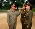 Nordkoreas leder, Kim Jong-il, optræder på udaterede billeder frigivet af styret i august. Men ellers har den store leder ikke vist sig offentligt længe. Arkivfoto. 