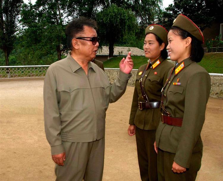 Nordkoreas leder, Kim Jong-il, optræder på udaterede billeder frigivet af styret i august. Men ellers har den store leder ikke vist sig offentligt længe. Arkivfoto. 