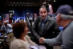 David Axelrod hilser på folk i presseområdet efter Obamas tale i Canton, Ohio. 
