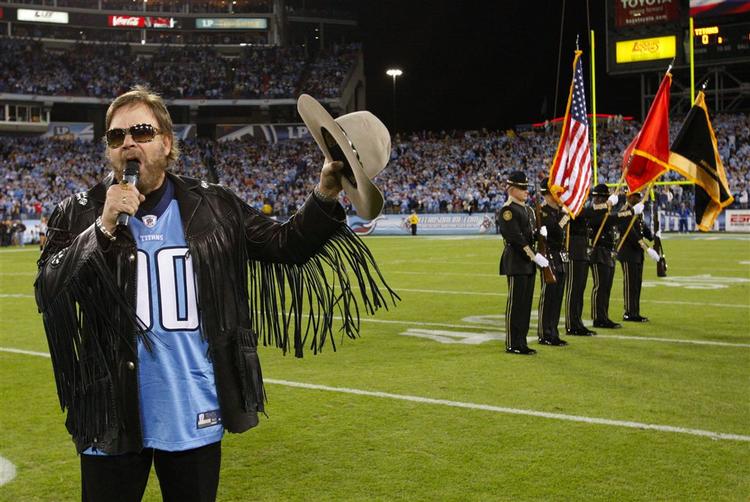 Country-stjernen Hank Williams Jr. synger den amerikanske nationalmelodi inden kampen mellem Titans og Colts. 