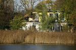 Politiet rydder et ulovligt opført hus på Christiania. 