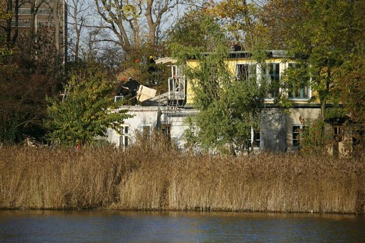 Politiet rydder et ulovligt opført hus på Christiania. 