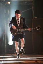 Angus Young optræder stadig i den skoleuniform, der startede som en gimmick for at sikre opmærksomhed. 