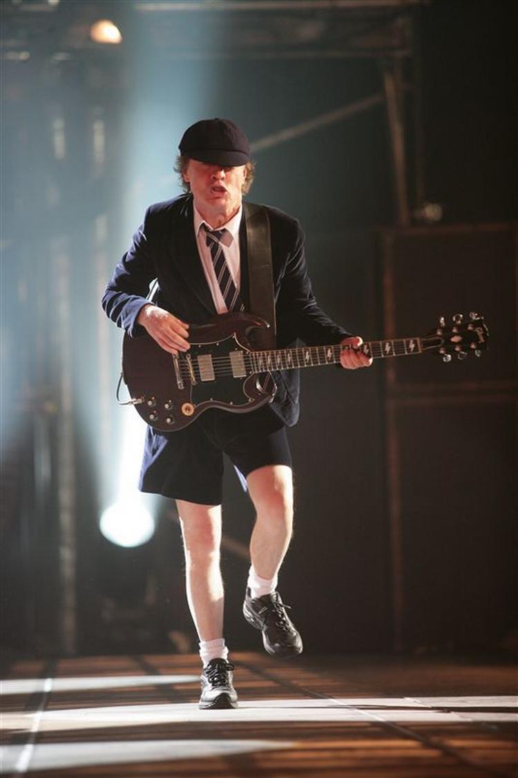 Angus Young optræder stadig i den skoleuniform, der startede som en gimmick for at sikre opmærksomhed. 