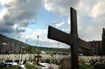 En gravplads med ofre fra borgerkrigen er nabo til byens fodboldstadion i Sarajevo. 