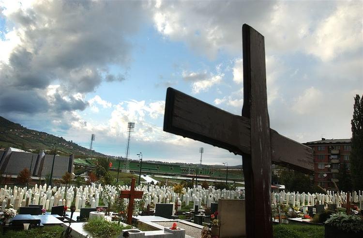 En gravplads med ofre fra borgerkrigen er nabo til byens fodboldstadion i Sarajevo. 