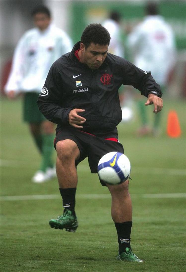 Ronaldo genoptræner i klubben Flamengo, som i øjeblikket ligger nummer fire i den brasilianske liga. 