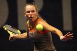 Caroline Wozniacki returnerer bolden til russeren Elena Dementieva i finalenederlaget i Luxembourg. 