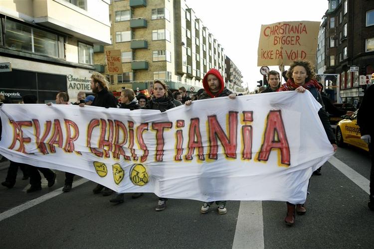 A demonstration is under way from Christiania to complain about an eviction and the demolition of part of a building. 
