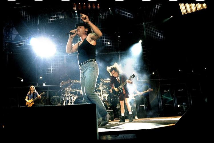De hårde rockdrenge i AC/DC vil have fansene til at se video i regneark. Pr-foto: Sony BMG 