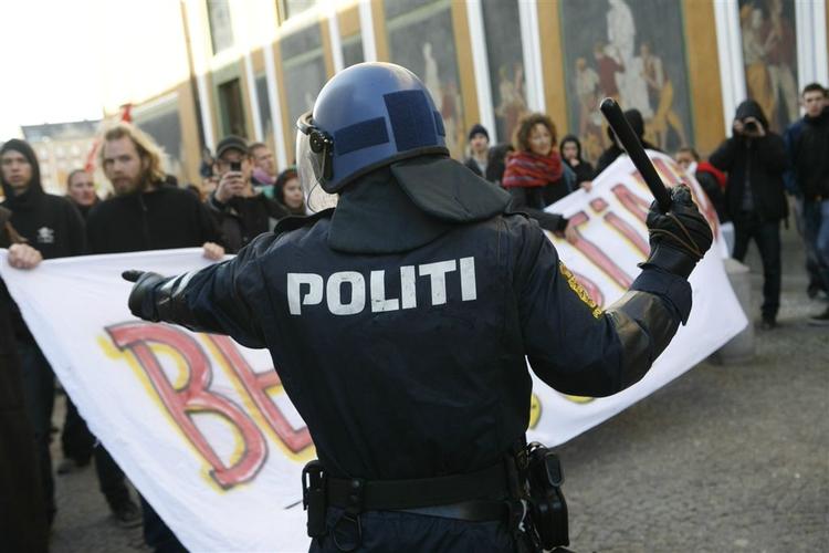Demonstrationen forløb fredeligt, men på et tidspunkt måtte politiet trække kniplerne. 