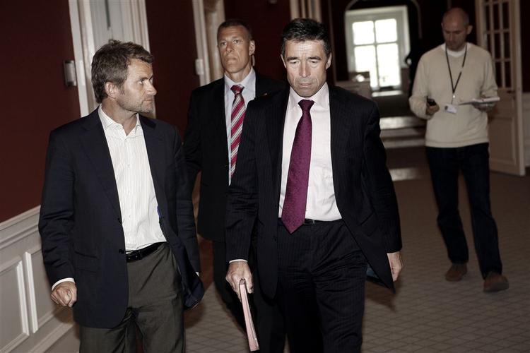 Statsministerens spindoktor, Michael Ulveman (tv.), tjener ifølge SF alt for meget. 