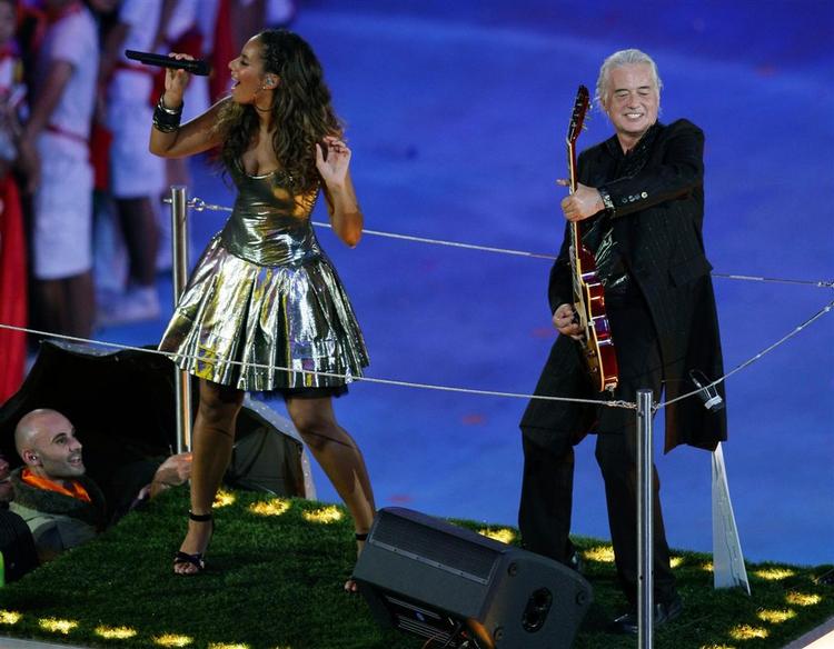 Den 64-årige Jimmy Page trykkede den af med sangerinden Leone Lew i Beijing i august. 