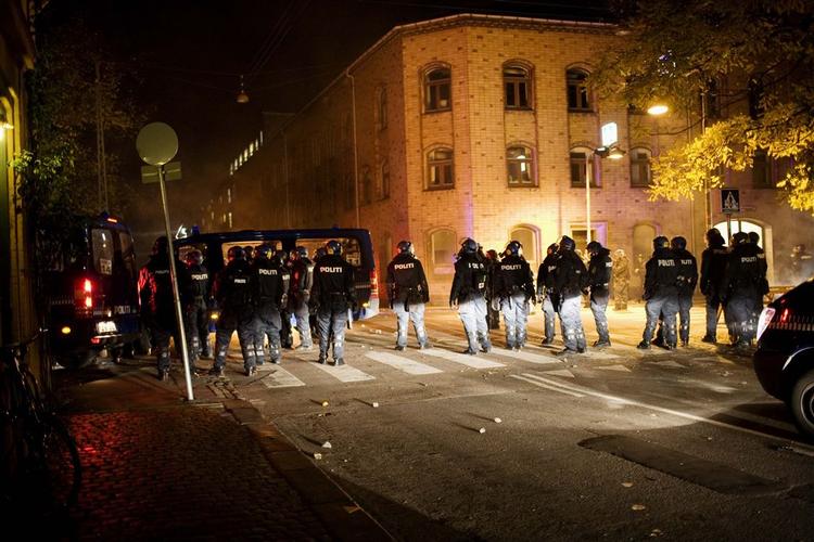 Politiet blev presset fra Christiania. tilbage af stenkast. 