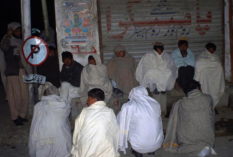 Indbyggerne i Quetta flygtede ud på gaderne, da et jordskælv natten til i dag ramte to regioner i Pakistan. 