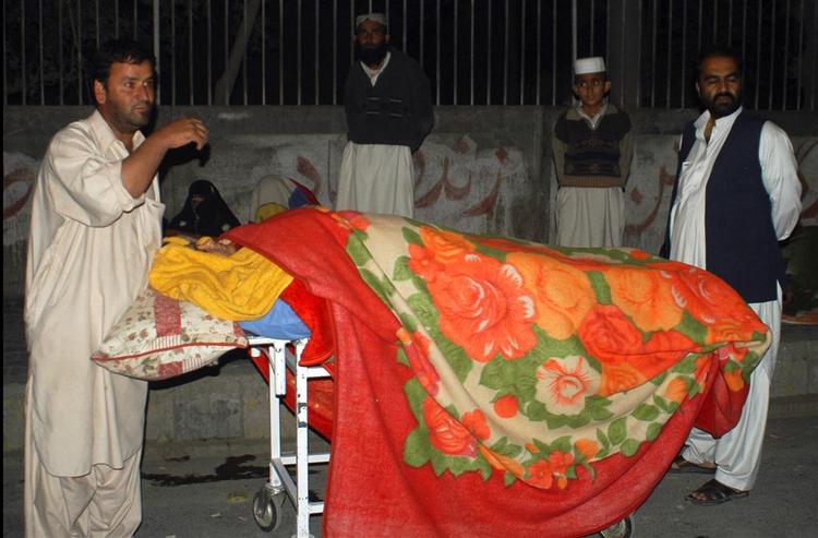 En såret mand hjælpes til et lokalt hospital i Quetta af familiemedlemmer. 