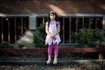 Forældre beder skolefotografen fjerne skrammer og bumser fra billedet. Men billedet her af Selina på sin første skoledag er der ikke manipuleret med. 