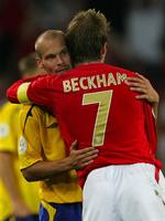 Ljungberg og Beckham hilser på hinanden ved VM i 2006. Nu mødes de igen i den amerikanske liga. 