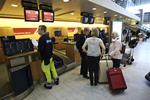 SAS hjælper folk hjem uden at kræve betaling for en ny billet, men de kommer til at betale de skatter og afgifter, SAS bliver pålagt. 