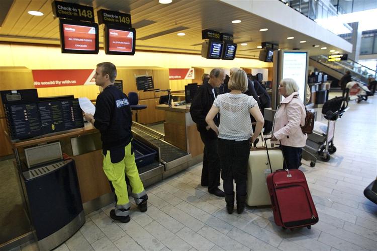 SAS hjælper folk hjem uden at kræve betaling for en ny billet, men de kommer til at betale de skatter og afgifter, SAS bliver pålagt. 