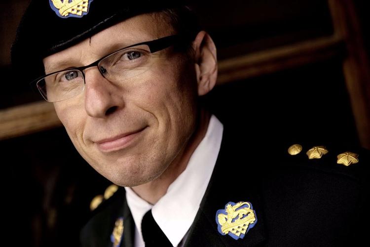 Henrik Flach blev sat fra bestillingen som chef for de danske Irak-styrker i 2004, da torturanklager mod Annemette Hommel kom frem. 