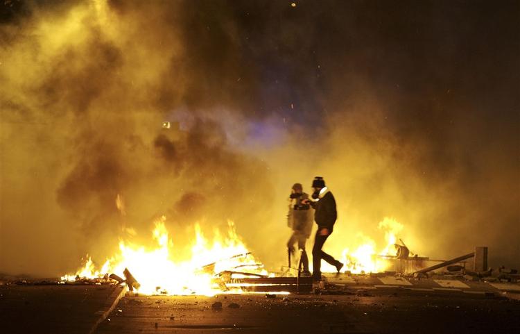 Området omkring Christiania endte i bål, ballade og tåregas i går, efter at Slots- og Ejendomsstyrelsen havde fået revet førstesalen af et hus på Christianias vold ned. 