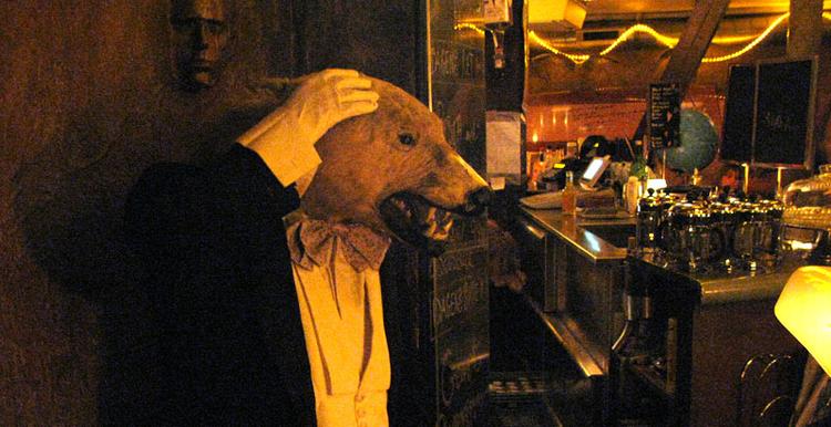 Kunstneren Filip Jensens fingeraftryk findes overalt i caféen Bankeråt. Men stedet på Ahlefeldtsgade er langt fra alene om at dyrke det udstoppede look. 