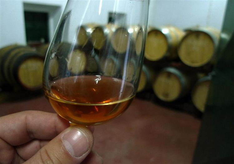 Meget vin indeholder rester af pesticider - men økologisk vin er en undtagelse, viser en ny test. 