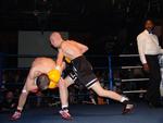 Et af Peter Buckleys 256 nederlag var i 2003 mod Ryan Barrett (th.). FOTO: ERIC GUY/BRITISHBOXING.COM 