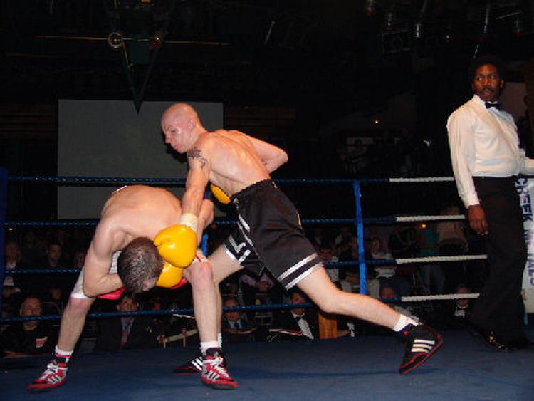 Et af Peter Buckleys 256 nederlag var i 2003 mod Ryan Barrett (th.). FOTO: ERIC GUY/BRITISHBOXING.COM 