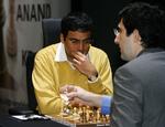 Anand (gul trøje)i dyb koncentration under det afgørende 11. parti i VM-matchen mod russeren Kramnik. Anand vandt og beholdt titlen. 