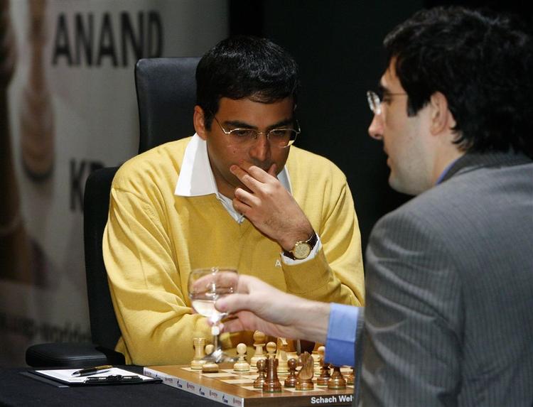 Anand (gul trøje)i dyb koncentration under det afgørende 11. parti i VM-matchen mod russeren Kramnik. Anand vandt og beholdt titlen. 