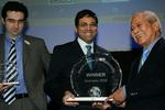 Anand, i midten, hyldes efter sejren over Kramnik, tv, i VM-matchen i Bonn. Præmien overrækkes af formanden for World Chess Federation, Kirsan Iljumschinow. 