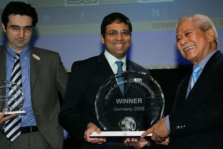 Anand, i midten, hyldes efter sejren over Kramnik, tv, i VM-matchen i Bonn. Præmien overrækkes af formanden for World Chess Federation, Kirsan Iljumschinow. 