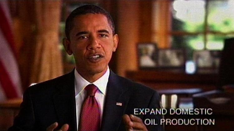 Barack Obama optræder i reklamen i et kontor, som minder om præsidentkontoret, så folk kan vænne sig til tanken. 