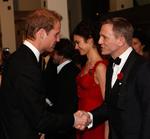 Prins William hilser på filmens hovedperson James Bond i skikkelse af skuespilleren Daniel Craig. 