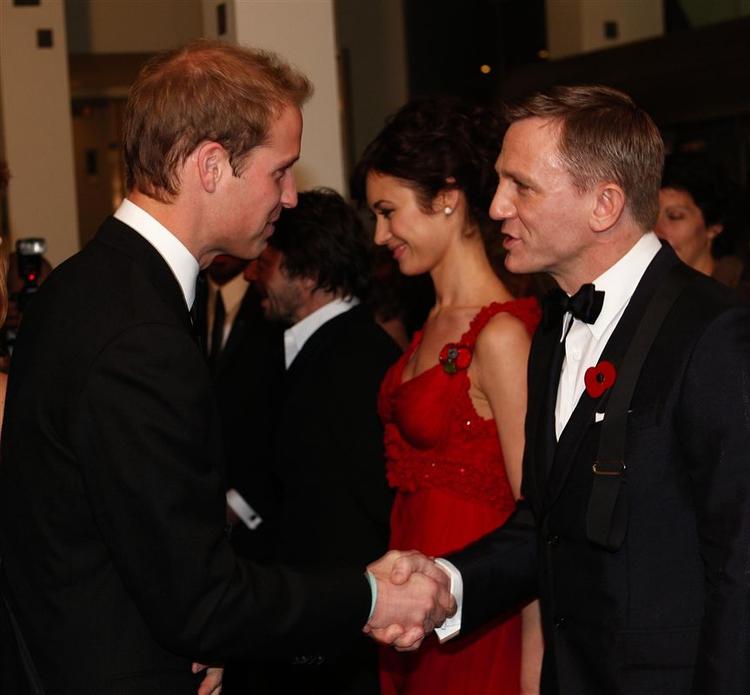 Prins William hilser på filmens hovedperson James Bond i skikkelse af skuespilleren Daniel Craig. 