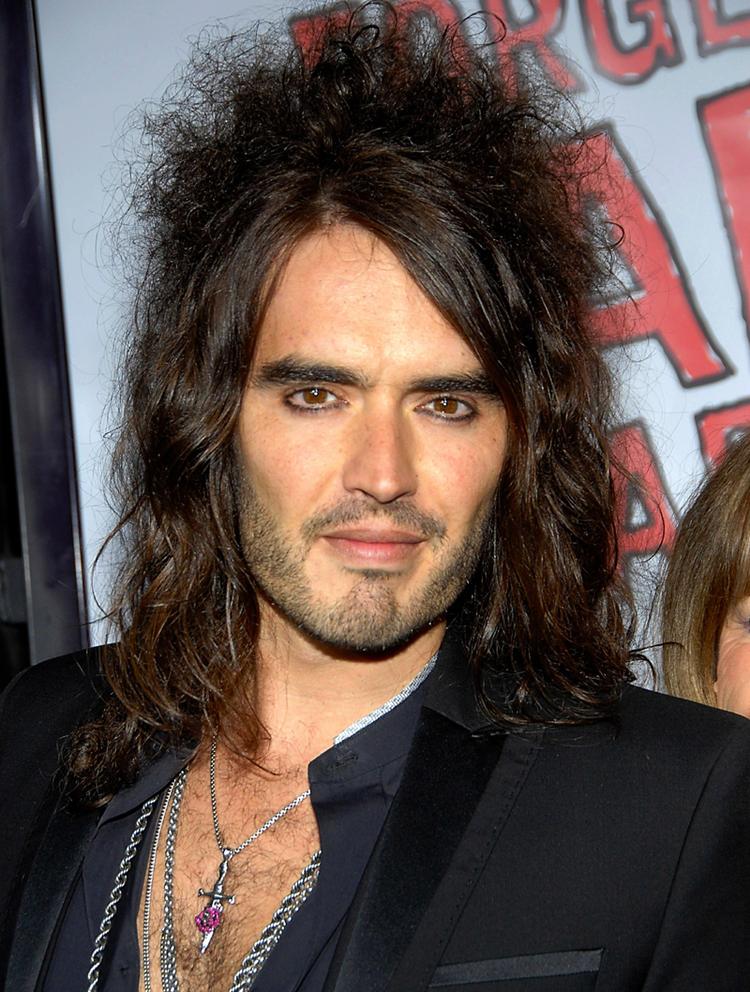Russell Brand undskylder sin »barnlige facon og tankeløse kommentarer«. Og har indleveret sin opsigelse. 