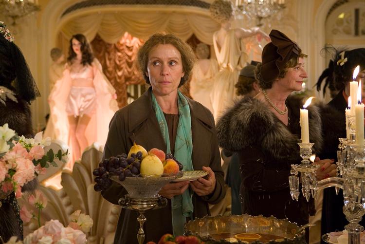 Miss Pettigrew (spillet af Frances McDormand) undergår fantastisk forvandling som anstandsdame i London. 