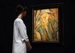 En ansat på Sotheby's betragter Picassos 'Arlequin'. Værket kommer alligevel ikke på auktion efter weekenden. 