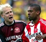 David Nielsen (th.) sammen med Jimmy Nielsen i AaB-trøjer i 2004. I dag spiller David Nielsen i norske Strømgodset, mens Jimmy Nielsen er målmand i Vejle. 