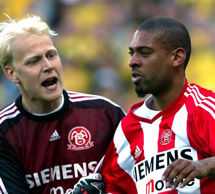 David Nielsen (th.) sammen med Jimmy Nielsen i AaB-trøjer i 2004. I dag spiller David Nielsen i norske Strømgodset, mens Jimmy Nielsen er målmand i Vejle. 