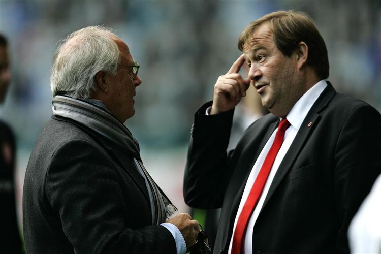 Nej, det er ikke sit syn på David Nielsen, som Lynge Jakobsen kommenterer over for FCK-bossen Flemming Østergaard forud for topkampen i søndags i Parken, men AaB-direktøren kan ikke fatte sin tidligere ansatte. 